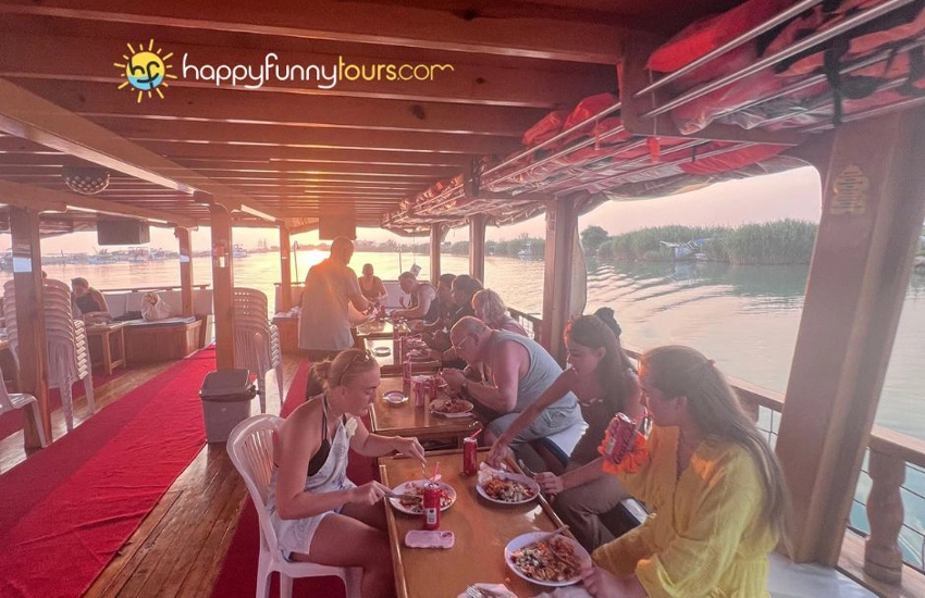 Rahatlatıcı Gün Batımı Tekne Turu